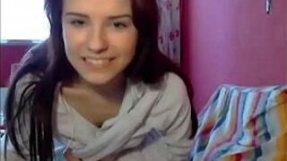 Красивая симпатичная тинка мастурбирует дилдо перед вебкамерой - порно видео