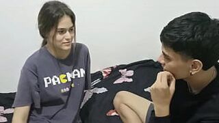 Я лишаю девственность моей младшей сводной сестры и кончаю в ее киску - порно видео