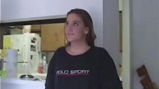 Играя с резвой красоткой по соседству, заснятой на пленку - порно видео