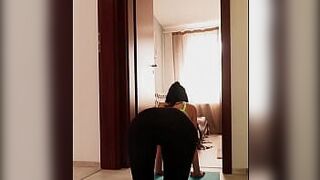 Домашняя изоляция. Он трахал меня во время моего часа йоги. Любительский сперма в жопе - порно видео