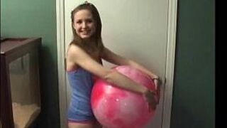 Не заглядывай в мои трусики, пока я играю с куклами - порно видео