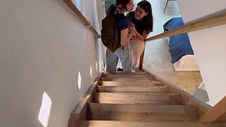 Я обнаруживаю, что моя падчерица и ее подруга тайно трахаются на лестнице. - порно видео