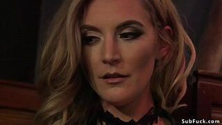 Экстремальная горячая блондинка-госпожа играет с мужчиной - порно видео