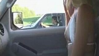 блондинка эксгибиционистка в машине со своим парнем - порно видео
