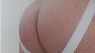 Дилдо для маленькой шлюхи в стрингах - порно видео