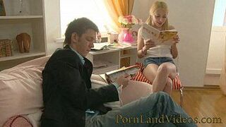 Русские студентки-блондинки занимаются анальным сексом - порно видео