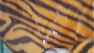 тинка мастурбирует в домашнем видео, сперма, дрочка, - порно видео