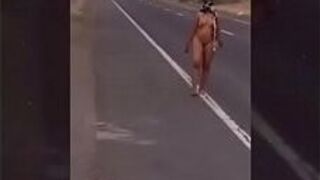 Индийская смелая дези гуляет обнаженной по дороге в дневное время - порно видео