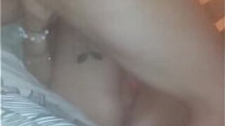 Муж и жена трахают подругу - порно видео