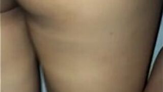 Я трахаю маленькую киску своей подруги и как вкусно видно ее попку на четвереньках и в конце концов я совершаю ошибку и трахаю ее в задницу и это больно и она злится. - порно видео