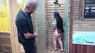 Я трахаю сводную сестру моего лучшего друга Риока, когда обнаруживаю ее в душе - порно видео