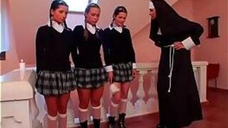 Грязная госпожа сосет твердый член раба и грубо скачет на нем - порно видео