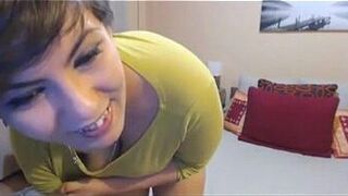Сексуальная девушка показывает свои большие сиськи в России - порно видео