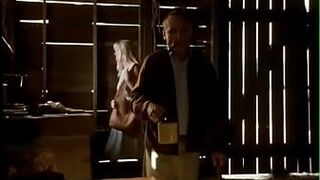 Юная блондинка любит дразнить отчима на общественной дороге - порно видео