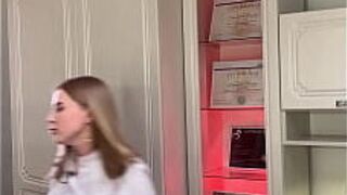 Красавица пришла на депиляцию глубокого бикини, скорее всего, она готовится к горячему сексу - порно видео