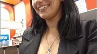 Публичный засвет и мастурбация в ресторане - порно видео