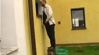 Молодая шлюха делает старика счастливым - порно видео