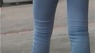 Откровенная чернокожая тинка в узких джинсах - порно видео