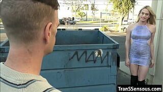 Чувак соблазнил транссексуал мудак - порно видео