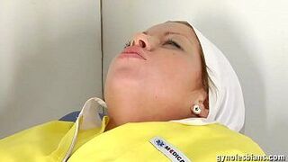 медсестра Альбина осмотрела Любовь - порно видео