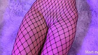Азиатка в чулках-сеточках дрочит ногами и получает сперму на киску - порно видео