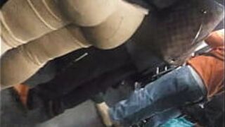 Мясистая круглая жопа в поезде в Нью-Йорке - порно видео