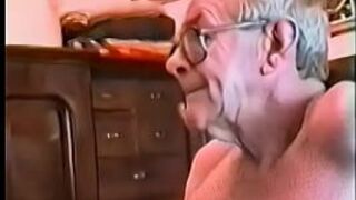 Большой член и глубокая глотка пожилых мужчин (гей) - порно видео