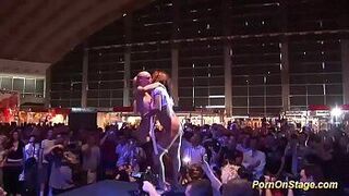 Лесбийское порно-шоу на публичной сцене - порно видео