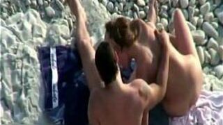 На пляже чертовски богатый - порно видео