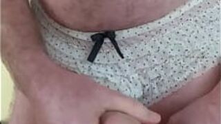 Твердый член в вычурных белых трусиках, большой камшот. - порно видео