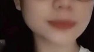 В канун Нового года сестра Нгуен Ви наслаждается членом - порно видео