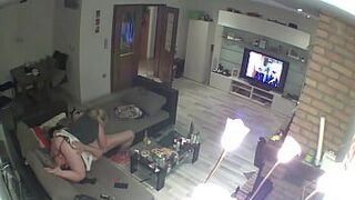 Возбужденная пухлая молодая женщина сидит на лице - порно видео