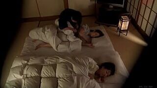 Полночь проникнуть в красивую сестринскую комнату - порно видео