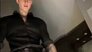 Раздеваюсь и говорю грязно перед тем, как погладить мой массивный член - порно видео