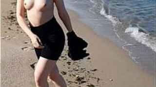 раздевается на пляже, показывая киску в позе догги - порно видео