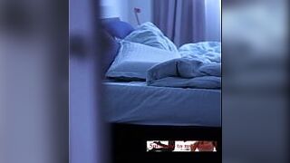 Я слежу за сестрой моего лучшего друга, когда она мастурбирует в своей комнате - порно видео