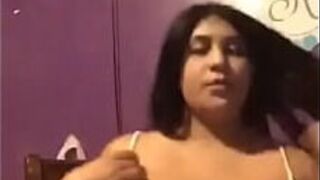 Мексиканка светит огромными сиськами - порно видео