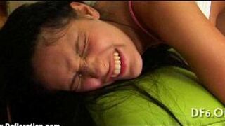 Девственница девушка мастурбирует - порно видео