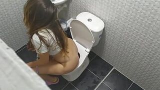 Я записываю мачеху в ванной ранним утром. какая у нее вкусная попка - порно видео