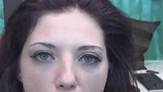 Горячие частные шоу брюнетки с маленькими сиськами перед вебкамерой - порно видео