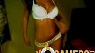 Великолепная девушка-тинка показывает красивые сиськи перед вебкамерой, горячее бесплатное порно - порно видео