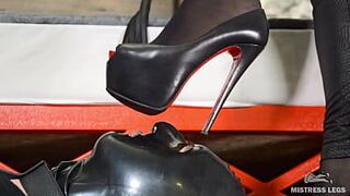 Госпожа Жестко Топчет Раба Босиком В Нейлоновых Носках И На Высоких Каблуках - порно видео