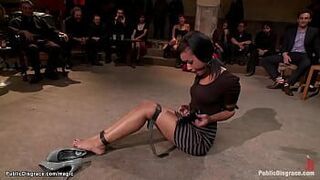 Связанную рабыню отфистили в общественном месте - порно видео